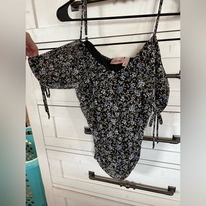 Buckle top size small